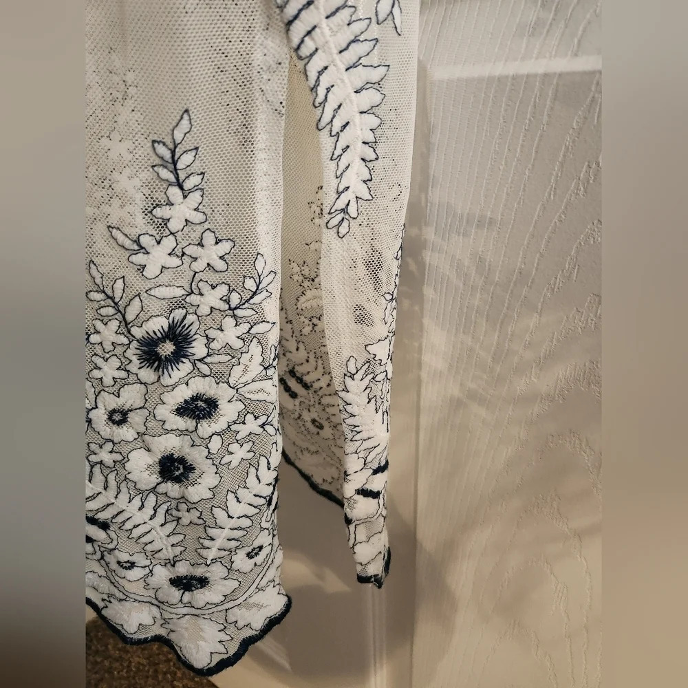 Blue Rain white lace embroidered floral oversized beach Vacation coverup Medium - Picture 5 of 10